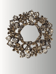Antique-style hijab brooch, vintage-inspired hijab pin, classic crystal hijab accessory.