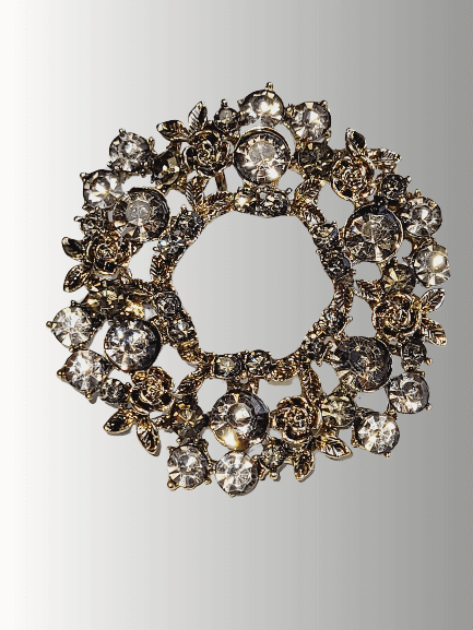 Antique-style hijab brooch, vintage-inspired hijab pin, classic crystal hijab accessory.